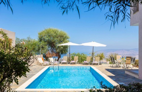 Droushia Villa | 200 m² Villa ∙ 4 bedrooms ∙ 8 guests