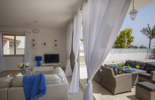 Mazotos Villa | 200 m² Villa ∙ 4 bedrooms ∙ 9 guests