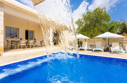 Droushia Villa | 210 m² Villa ∙ 4 bedrooms ∙ 9 guests