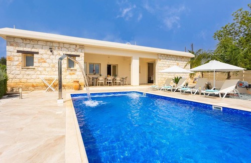 Droushia Villa | 210 m² Villa ∙ 4 bedrooms ∙ 9 guests