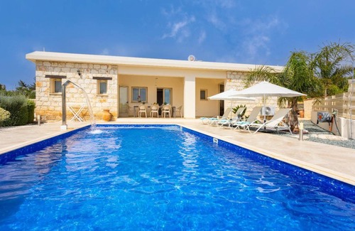Droushia Villa | 210 m² Villa ∙ 4 bedrooms ∙ 9 guests