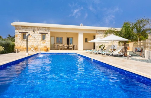 Droushia Villa | 210 m² Villa ∙ 4 bedrooms ∙ 9 guests