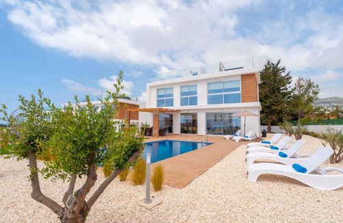 Peyia Town House | 240 m² House ∙ 4 bedrooms ∙ 8 guests