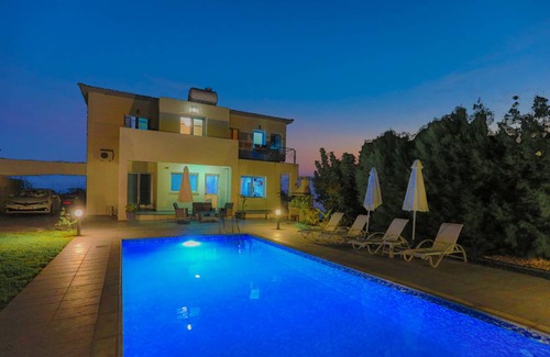 Goudi Villa | 250 m² Villa ∙ 4 bedrooms ∙ 7 guests