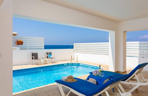 Pomos Villa | 260 m² Villa ∙ 5 bedrooms ∙ 12 guests