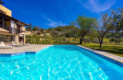 Peristerona Villa | 270 m² Villa ∙ 4 bedrooms ∙ 9 guests