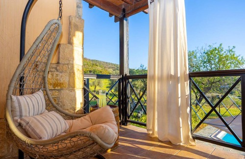 Peristerona Villa | 270 m² Villa ∙ 4 bedrooms ∙ 9 guests