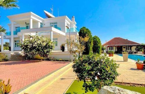 Oroklini Villa | 270 m² Villa ∙ 6 bedrooms ∙ 12 guests