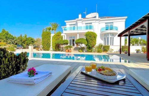 Oroklini Villa | 270 m² Villa ∙ 6 bedrooms ∙ 12 guests