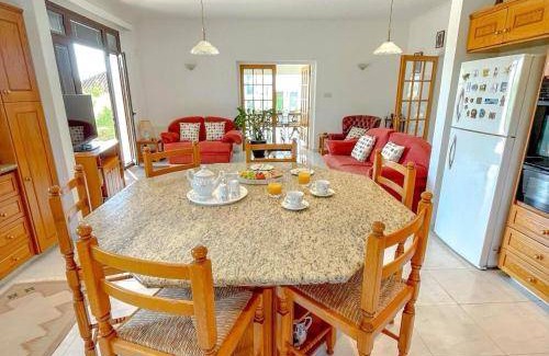 Oroklini Villa | 270 m² Villa ∙ 6 bedrooms ∙ 12 guests