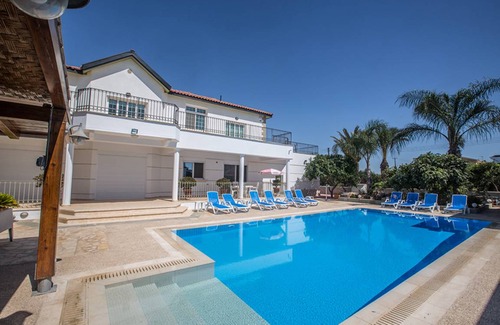 Paralimni Villa | 280 m² Villa ∙ 5 bedrooms ∙ 10 guests