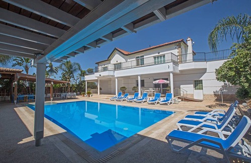 Paralimni Villa | 280 m² Villa ∙ 5 bedrooms ∙ 10 guests