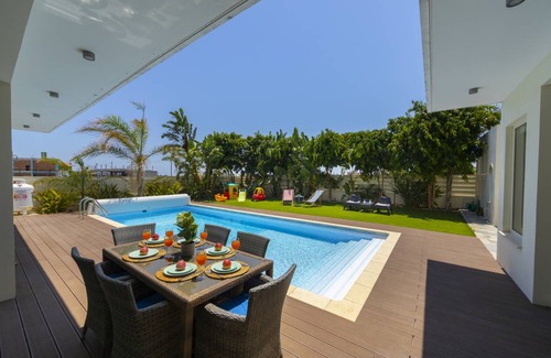 Kiti Villa | 300 m² Villa ∙ 4 bedrooms ∙ 8 guests