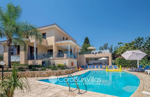 Peyia Town Villa | 300 m² Villa ∙ 5 bedrooms ∙ 12 guests
