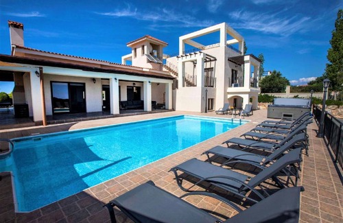 Kathikas House | 350 m² House ∙ 6 bedrooms ∙ 12 guests
