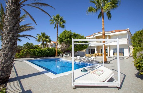 Larnaca Villa | 350 m² Villa ∙ 5 bedrooms ∙ 10 guests