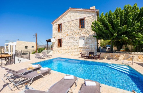 Peristerona Villa | 398 m² Villa ∙ 5 bedrooms ∙ 11 guests