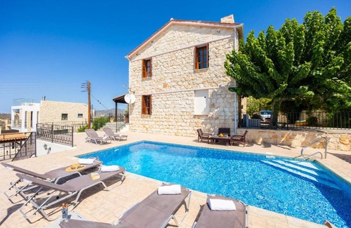 Peristerona Villa | 398 m² Villa ∙ 5 bedrooms ∙ 11 guests