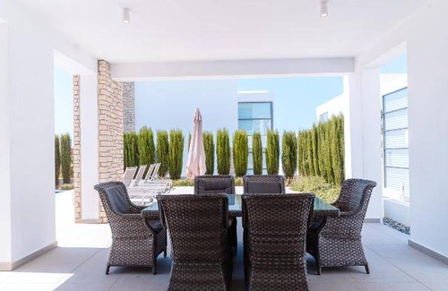 Agios Georgios Pegeias Villa | 400 m² Villa ∙ 6 bedrooms ∙ 12 guests