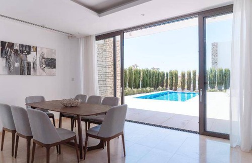 Agios Georgios Pegeias Villa | 400 m² Villa ∙ 6 bedrooms ∙ 12 guests