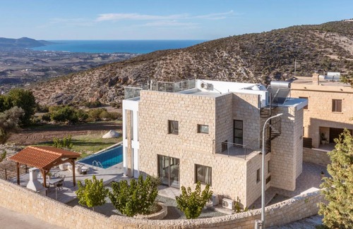Peristerona Villa | 400 m² Villa ∙ 7 bedrooms ∙ 20 guests
