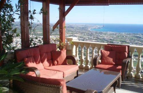 Peyia Town Villa | 440 m² Villa ∙ 7 bedrooms ∙ 20 guests