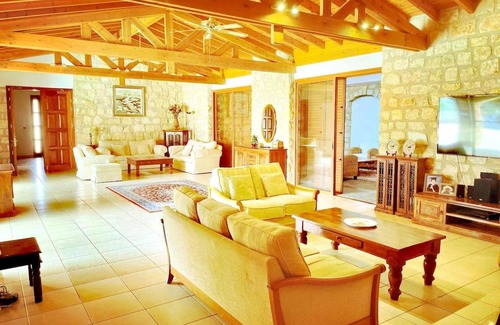 Armou House | 600 m² House ∙ 5 bedrooms ∙ 16 guests