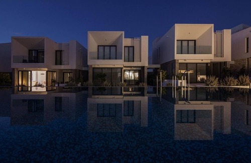 Emba Villa | Avalon 1 Villa 2 communal pool