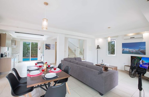 Pernera Villa | Beautiful 5 Star Holiday Villa in a Prime Location in Protaras