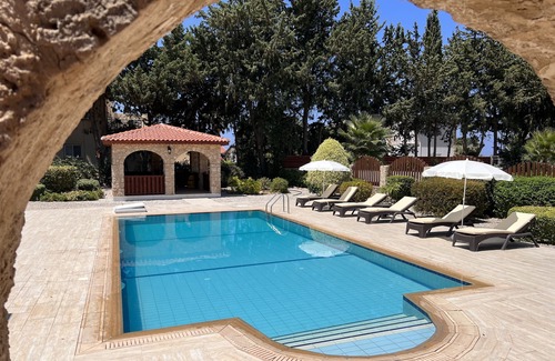Karsiyaka Villa | Beautiful Villa, large private rear garden with pool, games room and free wifi