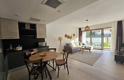 Karavas House | Charming 2-bedroom apartment with WiFi, AC in amazing Alsancak