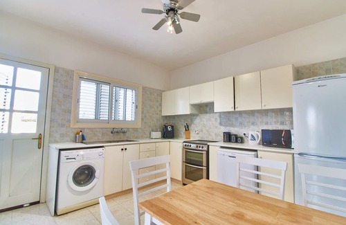 Pegeia Villa | Coral Bay 4 Bed Villa - 5 Minutes Walk to Blue Flag Sandy Beaches - Heated Pool