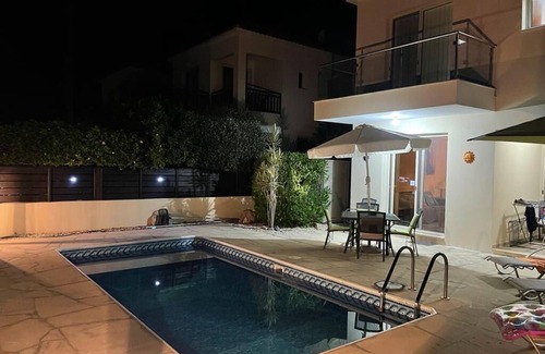 Peyia Town Villa | Detached Villa In Cul-de-Sac With Private Pool And Sea Views & Free WiFi.