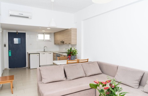 Chlorakas Apartment | Helios Bay Hotel Apartments