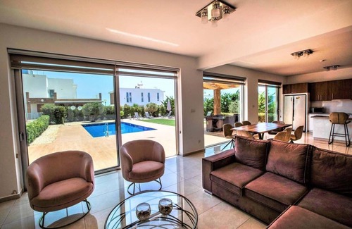 Peyia Town House | Holiday house Peyia for 1 - 8 persons with 4 bedrooms - Holiday house