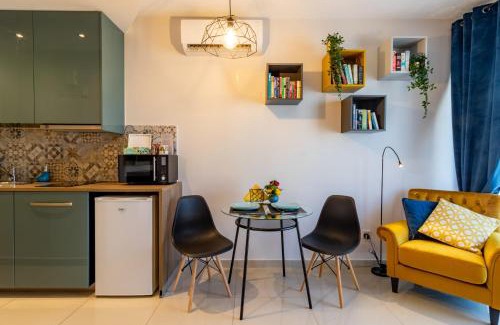 Paphos Apartment | Light House - Seafront cosy studio with library
