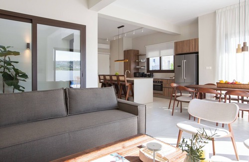 Oroklini Apartment | LIV & CO SUITES & VILLAS