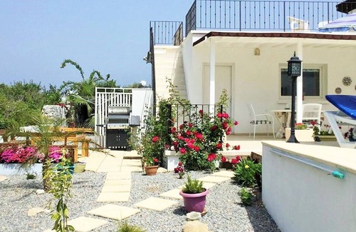 Karavas House | Lovely, Modern 3 Bedroom Bungalow with Stunning Mountain Views