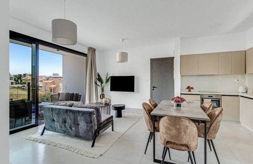 Agios Athanasios Apartment | Sanders Elgio - Cute 2-Bdr Apt with Balcony