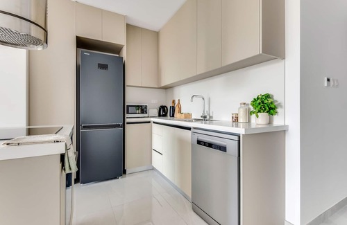 Neapolis Apartment | Sanders Premier - Cozy 2 bdr apt With Balcony