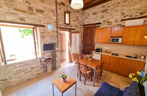Skarinou Apartment | Skarinou's Landhouse Poolside Apartment