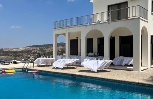 Pissouri Villa | Spacious 6-bedroom villa in marvelous Limassol with AC, fitness room