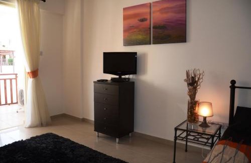 Peyia Town Apartment | Studio with shower room E5, full kitchen, poolside, FREE WIFI