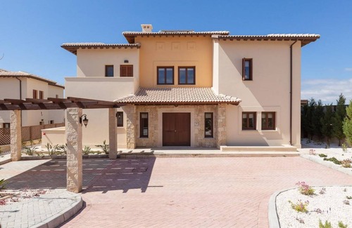 Aphrodite Hills Villa | Villa ∙ 4 bedrooms ∙ 8 guests