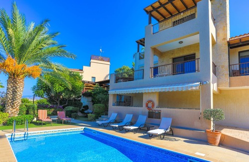 Latsi Villa | Villa Arbanassi - a villa that sleeps 6 guests in 3 bedrooms
