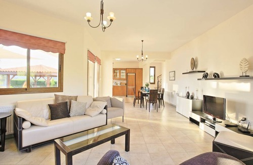 Pano Arodhes Villa | 140 m² Villa ∙ 4 bedrooms ∙ 8 guests