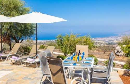 Droushia Villa | 200 m² Villa ∙ 4 bedrooms ∙ 8 guests
