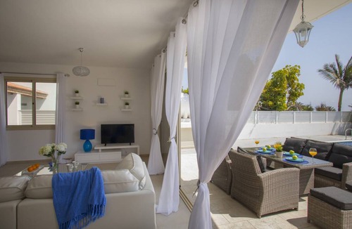 Mazotos Villa | 200 m² Villa ∙ 4 bedrooms ∙ 9 guests