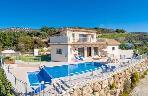 Pano Arodhes Villa | 210 m² Villa ∙ 4 bedrooms ∙ 9 guests