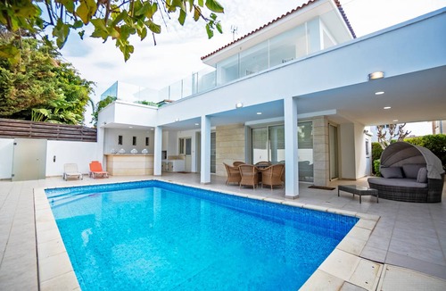 Pyla Villa | 210 m² Villa ∙ 4 bedrooms ∙ 7 guests